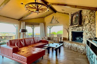 The living room in Comanche Cabin