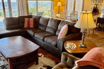 Living room in Skyhouse Cabin