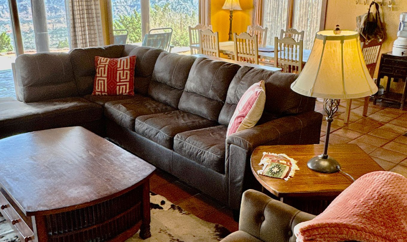 Living room in Skyhouse Cabin